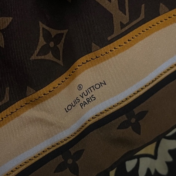 Louis Vuitton Silk Scarf RECEIPT INCLUDED - Picture 12 of 12